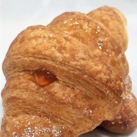 Brioche con marmellata di albicocca